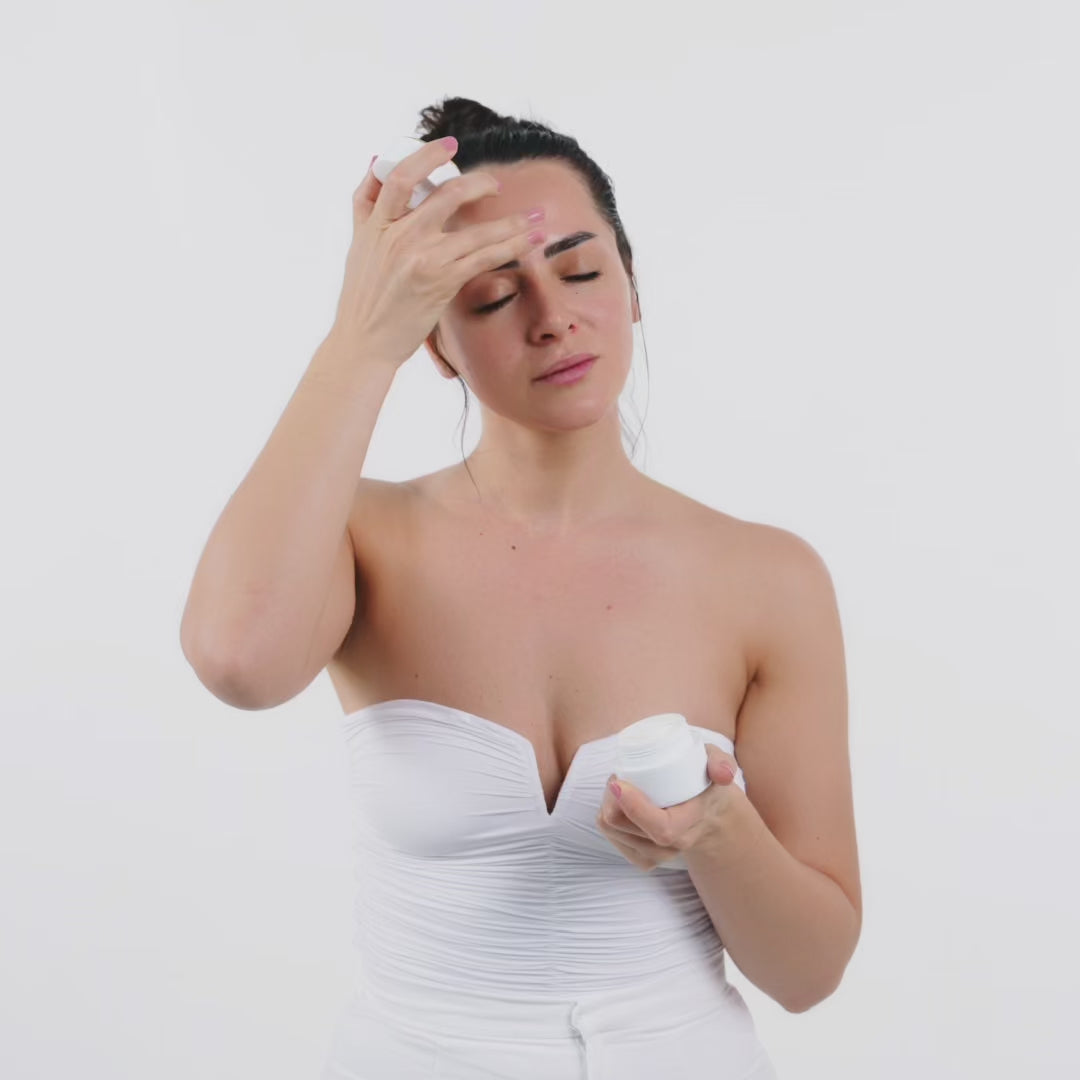 girl using nourishing rich cream