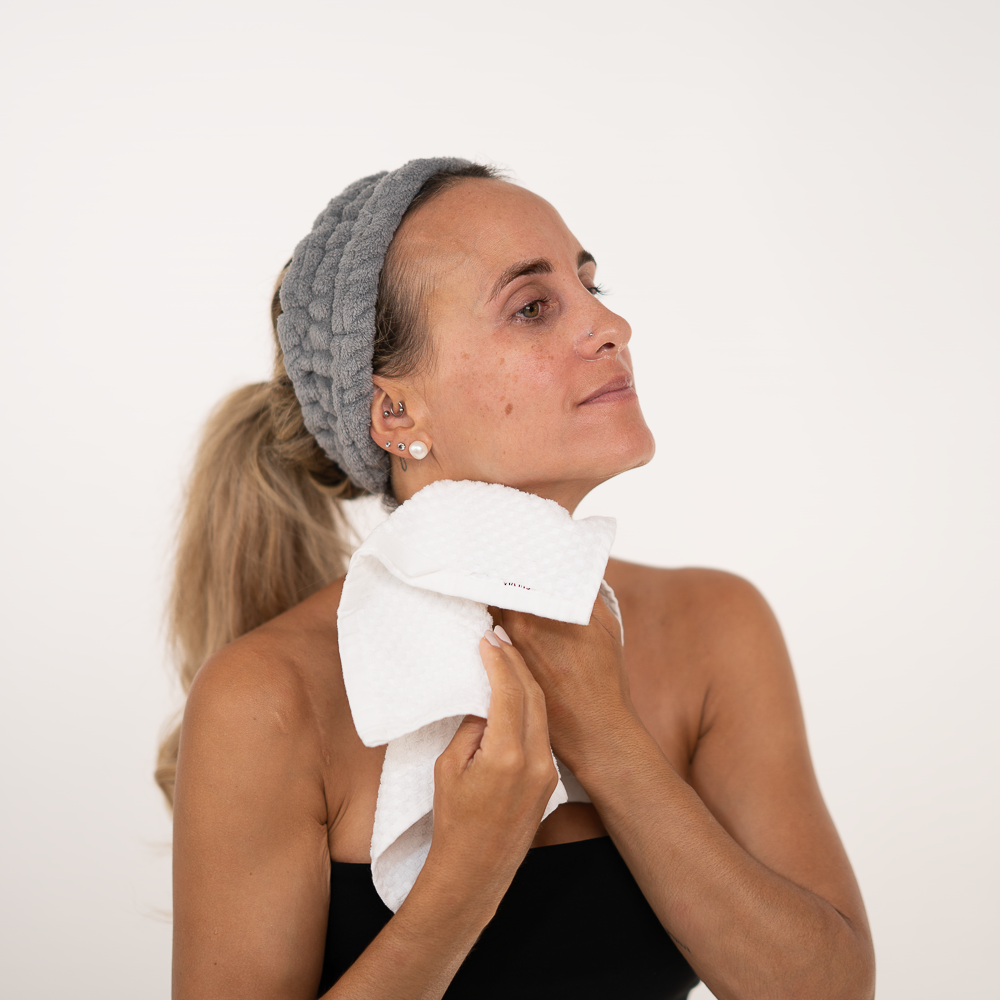 cleansing gel frau trocknet gesicht mit weissem tuch